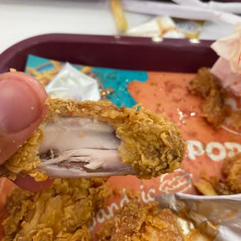 Pişmemiş Tavuk Kanatları Ve İlgisiz Personel Hayal Kırıklığı Yarattı