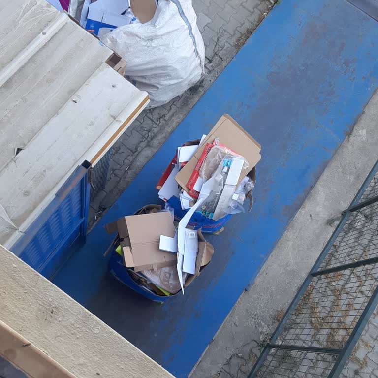 BİM Mağazası Apartman Ortak Alanına İzinsiz Geri Dönüşüm Bırakıyor Tehlike Artıyor