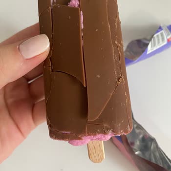 Milka Çilekli Dondurma Defalarca Kırık Ve Kısa Çubuklu Çıktı