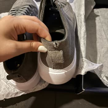 Yeni Alınan Ayakkabıların Teşhir Ürünü Ve Yırtık Çıkması