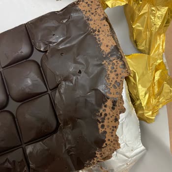 Aldığım Eti Karam Çikolata Ambalajı Sağlamken İçi Dökülmüş Ve Kötü Durumdaydı