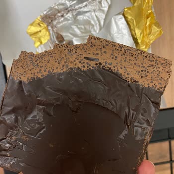 Aldığım Eti Karam Çikolata Ambalajı Sağlamken İçi Dökülmüş Ve Kötü Durumdaydı