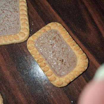 BİM Aldığım Eti Sütlü Çikolatalı Bisküvinin Üzerinde Tomurcuklar Çıktı, Değişim Talep Ediyorum