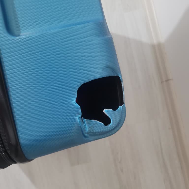 İlk Kullanımda Hasar Gören Pahalı Valiz Ve İlgisiz Satıcı