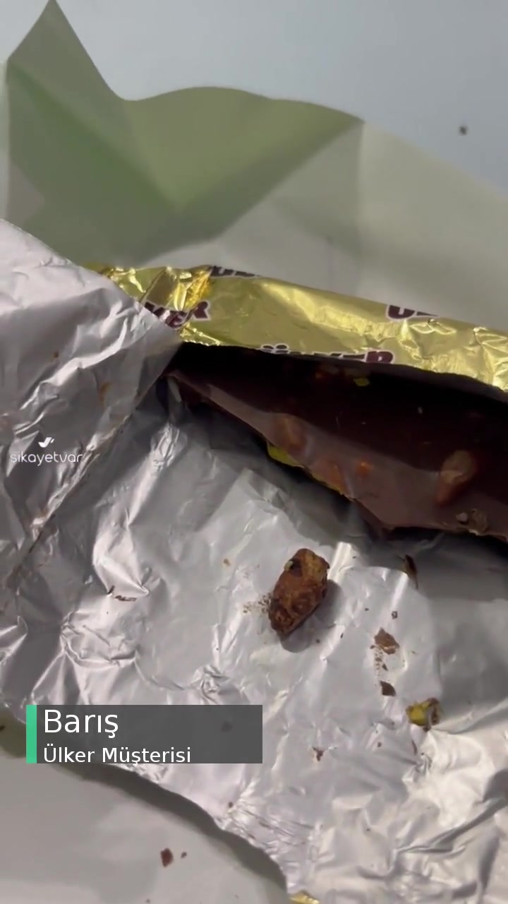 Ülker Çikolatalı Bütün Antep Fıstıklı İçinden Odun Parçası Çıktı videonun kapak resmi