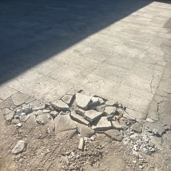 Kırık Karo Girişi Engelliyor, TEDAŞ'tan Yanıt Yok