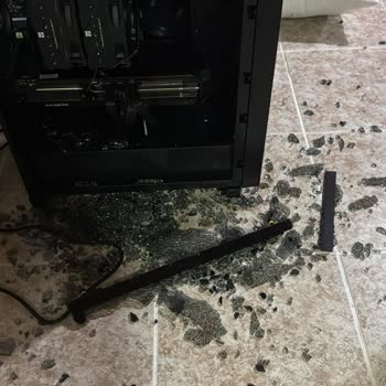 Corsair 3000D Kasa Cam Paneli Kendiliğinden Patladı