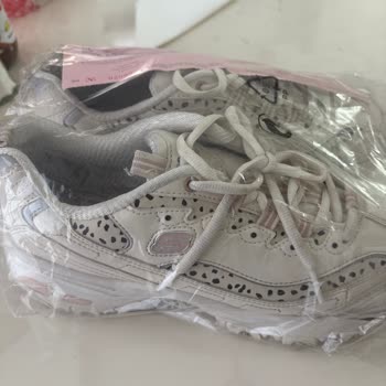 I Face Fabric Tear and Stitching Defects on Skechers Lifestyle Shoes