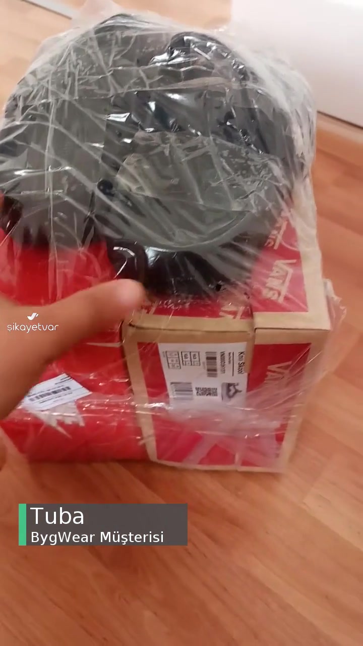 Okula Eski Ayakkabısıyla Gitmek Zorunda Bırakan Firma Bygwears... videonun kapak resmi