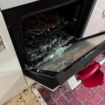 Fırın Camı Aniden Patladı, Ücretsiz Değişim Talep Ediyorum