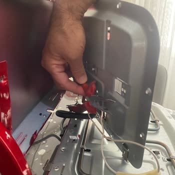 Tost Makinesinden Gelen Ağır Koku Ve İçinden Çıkan Yabancı Cisim Şoku