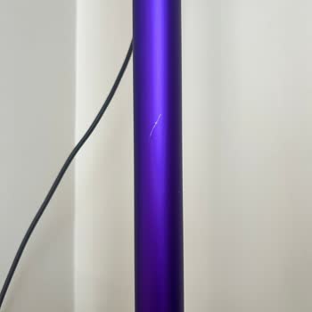 Yüksek Fiyatlı Dyson Süpürgenin Borusu Kolayca Çiziliyor!