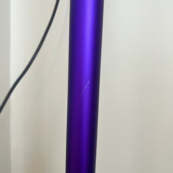 Yüksek Fiyatlı Dyson Süpürgenin Borusu Kolayca Çiziliyor!