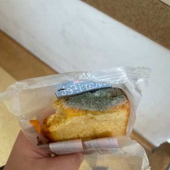 Aldığım Kekin İçinden Küf Çıktı, Sağlığım Tehlikeye Girdi Ve Mağduriyetim Giderilmedi