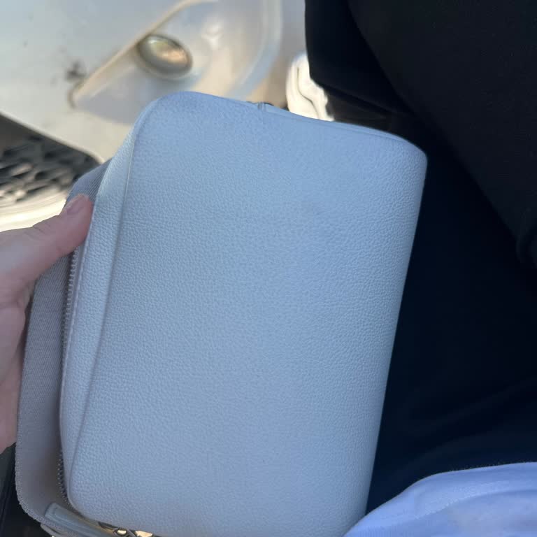 Beyaz Calvin Klein Çantam İlk Günden Lekeleniyor, Çözüm Sunulmadı