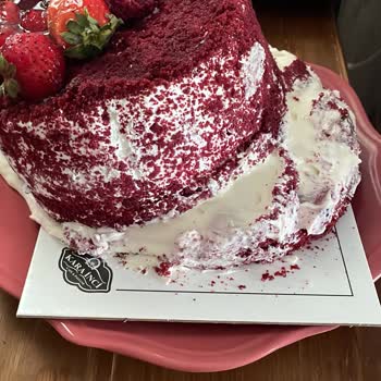 Doğum Günü Pastası Sürprizi Hayal Kırıklığına Dönüştü: Hasarlı Teslimat Ve İletişim Sorunu