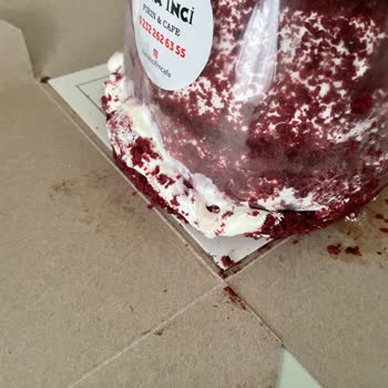 Doğum Günü Pastası Sürprizi Hayal Kırıklığına Dönüştü: Hasarlı Teslimat Ve İletişim Sorunu