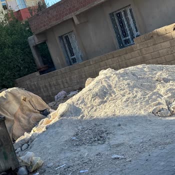 Boş Araziye Dökülen Kum Nedeniyle Oluşan Çevre Kirliliği Ve Rahatsızlık