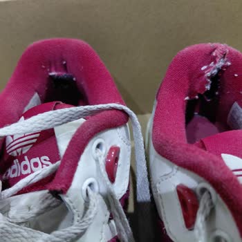 Adidas Ayakkabıda Topuk Yırtığına Çözüm Bulunmuyor