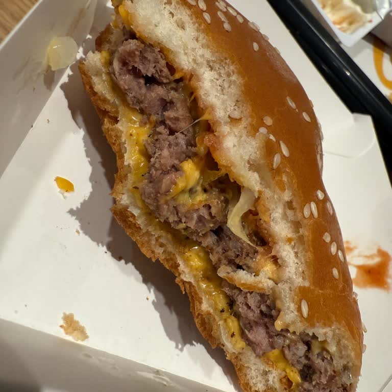 McDonald's Şubesinde Yetersiz Pişmiş Ürün Ve Olumsuz Çalışan Yaklaşımı