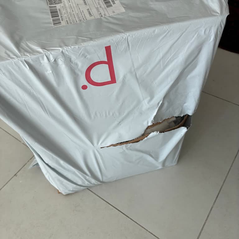 Parçalanmış Kargo Kutusu Ve Güvenlik Endişesi Yaşadım