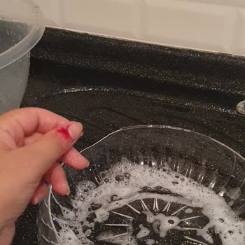 Cam Kase Kendi Kendine Kırıldı, Sağlık Riski Oluştu!