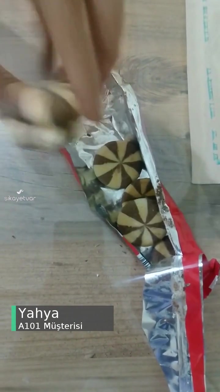 A101 2 Bisküvi Yapışık Geldi videonun kapak resmi