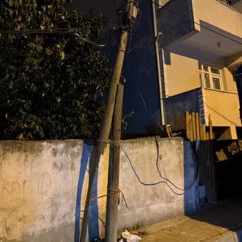 Kırık Sokak Direği İçin Çözüm Bekliyoruz, Mahallemiz Tehlikede