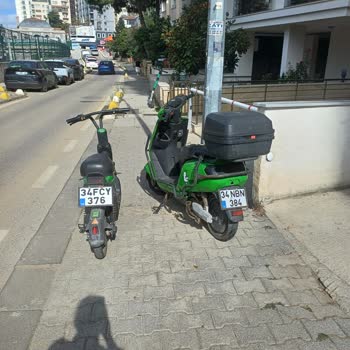 Martı Scooterlar Kaldırımı Ve Otopark Çıkışını Sürekli Kapatıyor Mağduriyetimiz Sürüyor