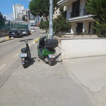 Martı Scooterlar Kaldırımı Ve Otopark Çıkışını Sürekli Kapatıyor Mağduriyetimiz Sürüyor