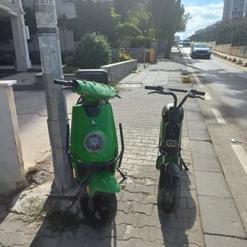 Martı Scooterlar Kaldırımı Ve Otopark Çıkışını Sürekli Kapatıyor Mağduriyetimiz Sürüyor