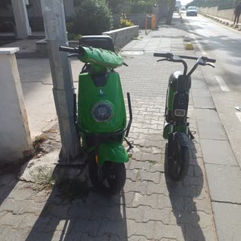 Martı Scooterlar Kaldırımı Ve Otopark Çıkışını Sürekli Kapatıyor Mağduriyetimiz Sürüyor