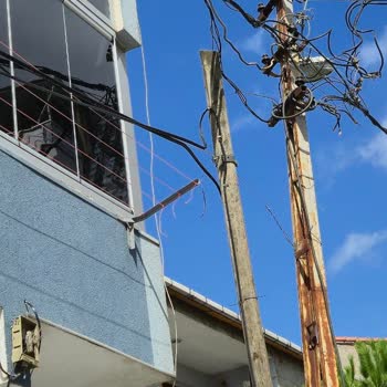 Türk Telekom Tehlikeli Sarkan Kablolar Ve Eski Direkler Acil Müdahale Bekliyor