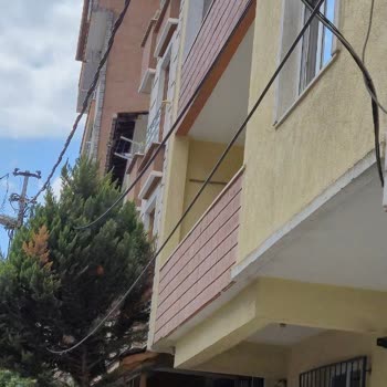 Türk Telekom Tehlikeli Sarkan Kablolar Ve Eski Direkler Acil Müdahale Bekliyor