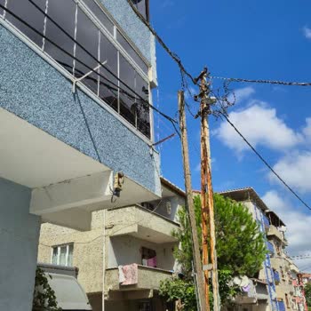 Türk Telekom Tehlikeli Sarkan Kablolar Ve Eski Direkler Acil Müdahale Bekliyor