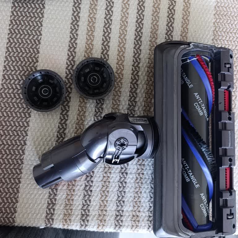 Dyson V15 Süpürge Başlığı Tekerlekleri İki Kez Kırıldı, Çözüm Sunulmuyor