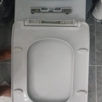 Turkuaz Klozet Kapağı Menteşesi Kırıldı, Yedek Parça Bulunamıyor