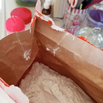 Panpan Un Paketin Tamamen Kapalı Olmasına Rağmen Unun İçinde Güvelenme Olduğunu Fark Ettim