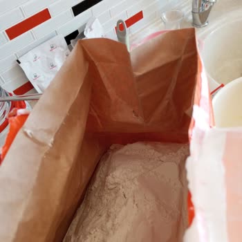 Panpan Un Paketin Tamamen Kapalı Olmasına Rağmen Unun İçinde Güvelenme Olduğunu Fark Ettim