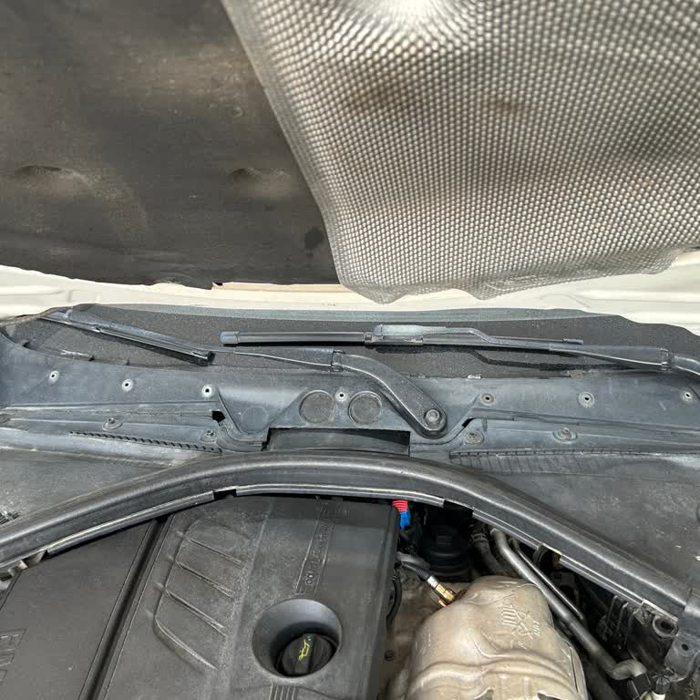 BMW 116i Ön Cam Altı Plastiğinde Kronik Çatlama Sorunu