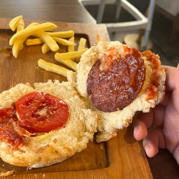 310 TL Hamburgerde Köfte Yerine İnce Sucuk Ve Yetersiz Malzeme