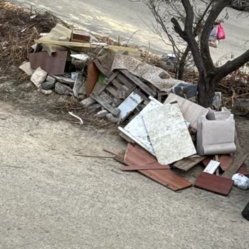 Ümraniye Belediyesi Çöp Konteyneri Eksikliği Nedeniyle Mahallede Birikme Ve Kötü Koku Sorunu