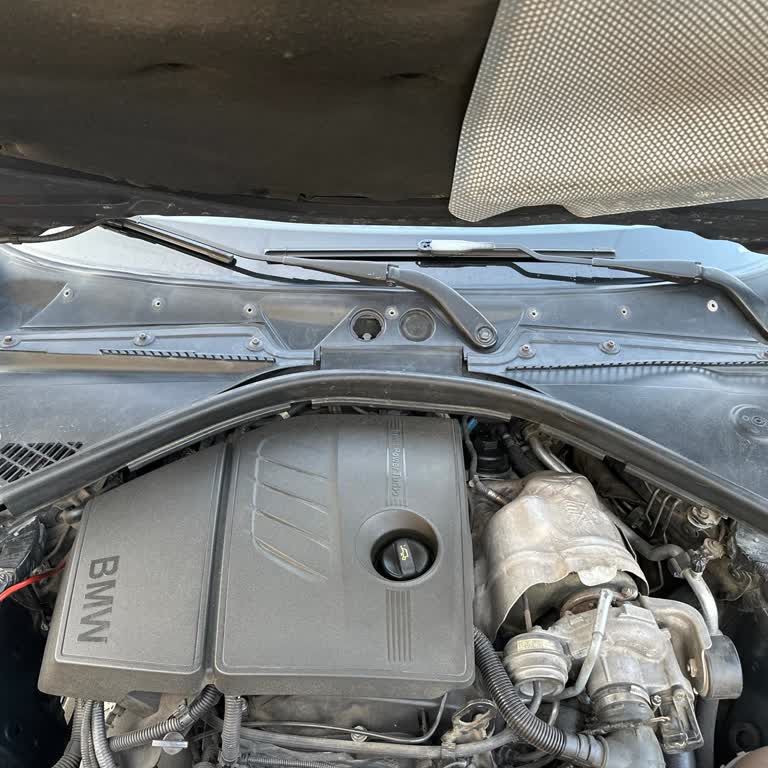 BMW Kaput İç Plastiğinden Gelen Rahatsız Edici Ses Sorunu