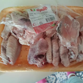 Donmuş Tavuk Kanadından Çıkan Yeşil Ve Siyah Renkli Parçalar Hijyen Endişesi