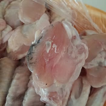 Donmuş Tavuk Kanadından Çıkan Yeşil Ve Siyah Renkli Parçalar Hijyen Endişesi