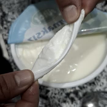 Sütaş Yoğurtta Sert Plastik Parça Çıkması Ve Güven Kaybı