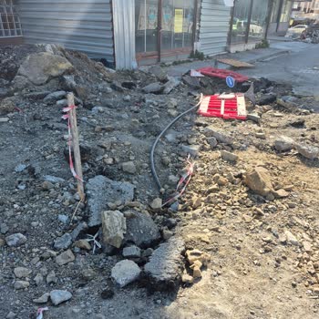 İstanbul Büyükşehir Belediyesi Kazı Sonrası Yol Onarılmadı Mahalle Çamur İçinde Kaldı