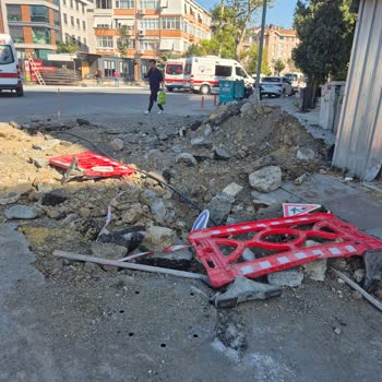 İstanbul Büyükşehir Belediyesi Kazı Sonrası Yol Onarılmadı Mahalle Çamur İçinde Kaldı