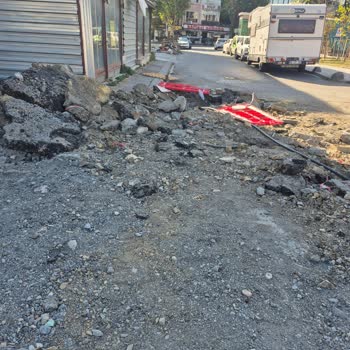 İstanbul Büyükşehir Belediyesi Kazı Sonrası Yol Onarılmadı Mahalle Çamur İçinde Kaldı