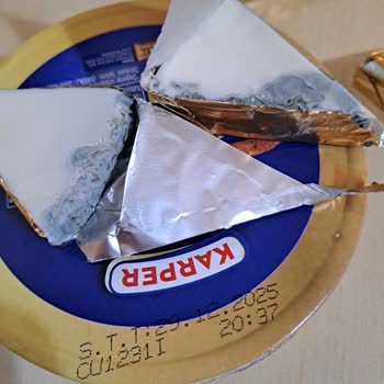 Karper Üçgen Peynirde Son Kullanma Tarihine Rağmen Küflü Ürünle Karşılaştım